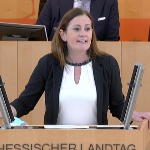 Janine Wissler steht am Rednerpult im hessischen Landtag und spricht.