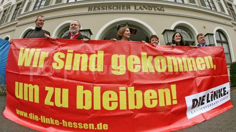 Die erste Linksfraktion im Landtag 2008 mit Hermann Schaus (2.l.) und der heutigen Parteichefin Janine Wissler (2.r.)
