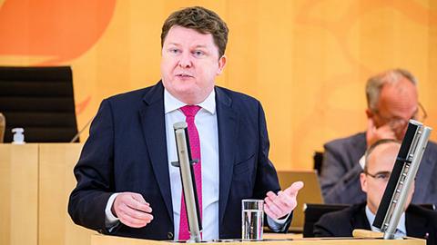 Marius Weiß, Vize-Fraktionsvorsitzender der SPD, bei einer Rede im Landtag