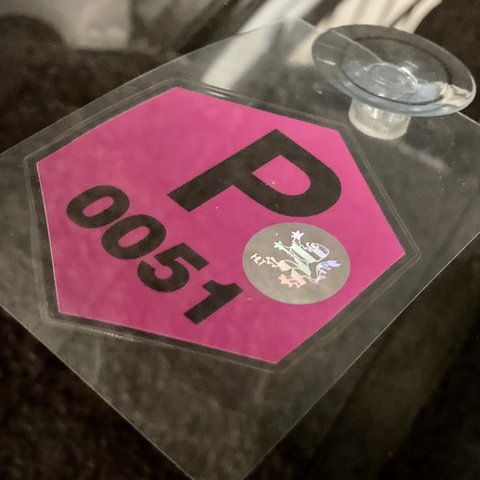 Parkplakette hinter einer Autoscheibe in der Landtags-Tiefgarage