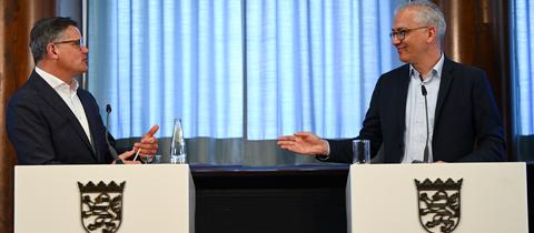Ministerpräsident Boris Rhein (CDU, l.) und sein Stellvertreter Tarek Al-Wazir (Grüne) am Montag in Frankfurt
