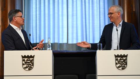 Ministerpräsident Boris Rhein (CDU, l.) und sein Stellvertreter Tarek Al-Wazir (Grüne) am Montag in Frankfurt