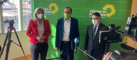 Boris Rhein (r.) und Fraktionschefin Ines Claus (l., beide CDU) mit Grünen-Fraktionschef Mathias Wagner