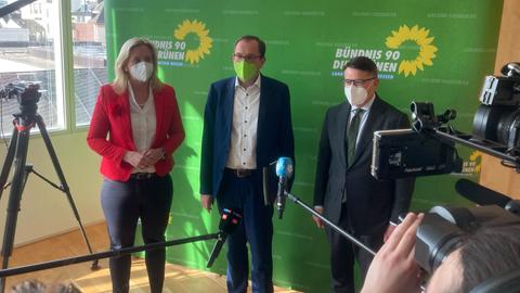 Boris Rhein (r.) und Fraktionschefin Ines Claus (l., beide CDU) mit Grünen-Fraktionschef Mathias Wagner