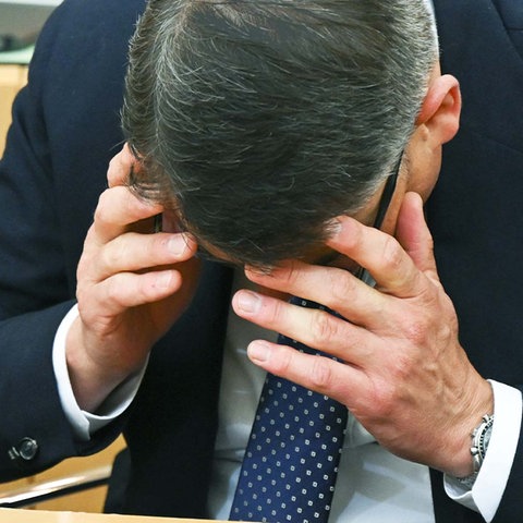 Boris Rheins legt überrascht über das Ergebnis bei der Wahl zum Ministerpräsidenten den Kopf in die Häne