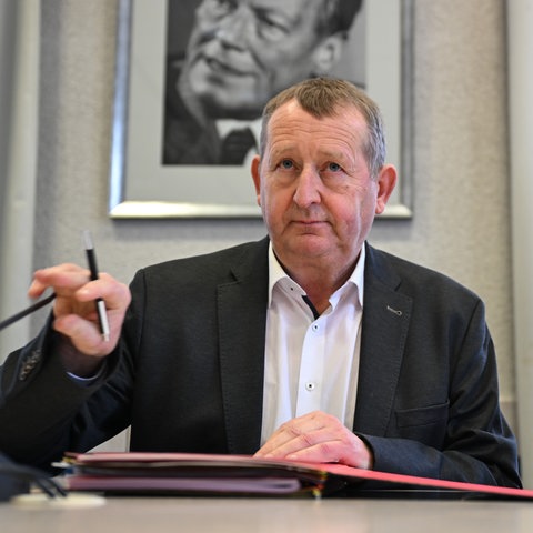 Ex-SPD-Fraktionschef Günter Rudolph vor einem Willy-Brandt-Foto