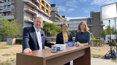 SPD-Fraktionschef Günter Rudolph im hr-Sommerinterview mit Sandra Müller (Mitte) und Ute Wellstein.