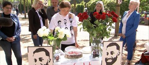 Emiş Gürbüz schneidet in Wiesbaden eine Torte an, um an ihren in Hanau ermordeten Sohn Sedat zu erinnern