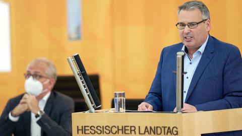 Der AfD-Abgeordnete Volker Richter spricht im Landtag am Rednerpult.