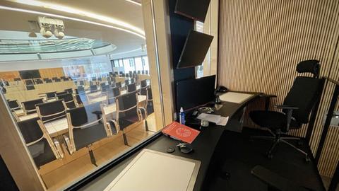 Regiekabine im Landtag mit Blick auf den Plenarsaal
