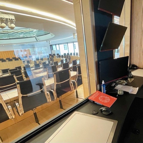 Regiekabine im Landtag mit Blick auf den Plenarsaal