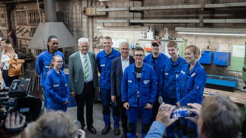 Ministerpräsident Winfried Kretschmann (3v.l.) mit Ministerpräsidenten-Kandidat Tarek Al-Wazir (5.v.l.) in einem Metallbaubetrieb in Wiesbaden