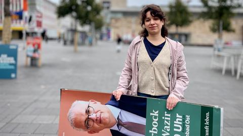 Pilar Butte, Parteivorsitzende Kasseler Grüne hängt Wahlplakate der Grünen in der Kasseler Innenstadt ab.