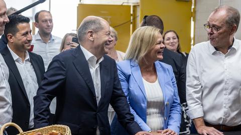 Nancy Faeser und Kanzler Scholz beim Wahlkampf-Termin in einer Schreinerei in Mühlheim bei Offenbach