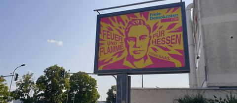 FDP-Wahlplakat mit Spitzenkandidat Stefan Naas in Offenbach