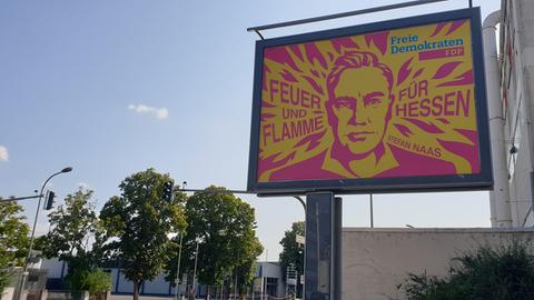 FDP-Wahlplakat mit Spitzenkandidat Stefan Naas in Offenbach