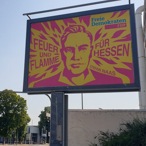 FDP-Wahlplakat mit Spitzenkandidat Stefan Naas in Offenbach