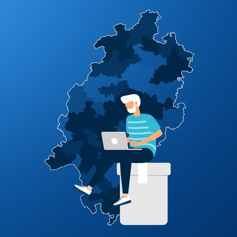 Eine Figur sitzt mit einem Laptop auf einer Wahlurne vor einer Hessenkarte. Die Illustration ist auf einem blauen Hintergund mit Verlauf und Wahlkreuz.