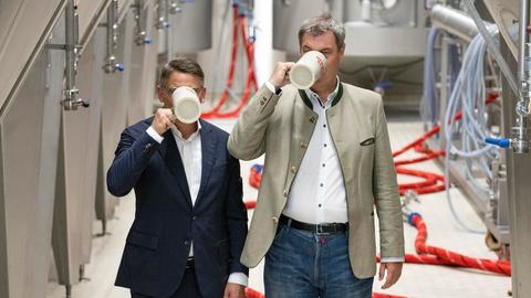 Unions-Ministerpräsidenten Boris Rhein (l.) und Markus Söder beim Brauereibesuch in Seligenstadt