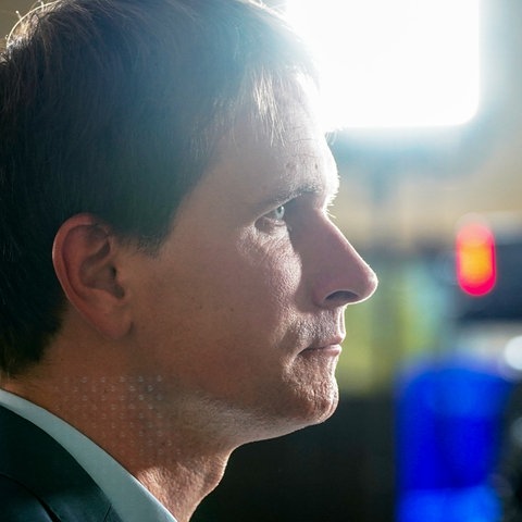 Linken-Spitzenkandidat Jan Schalauske vor einem hellen (Gegen-)Licht stehend.