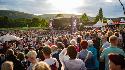 Tausende Menschen stehen vor der Soundgarten-Bühne in Bad Sooden-Allendorf.