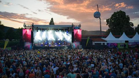 Tausende Menschen stehen in der Dämmerung vor der Soundgarten-Bühne in Bad Sooden-Allendorf.