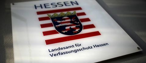 Ein Schild am hessischen Landesamt für Verfassungsschutz in Wiesbaden