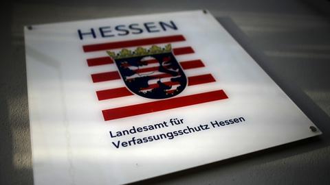 Ein Schild am hessischen Landesamt für Verfassungsschutz in Wiesbaden