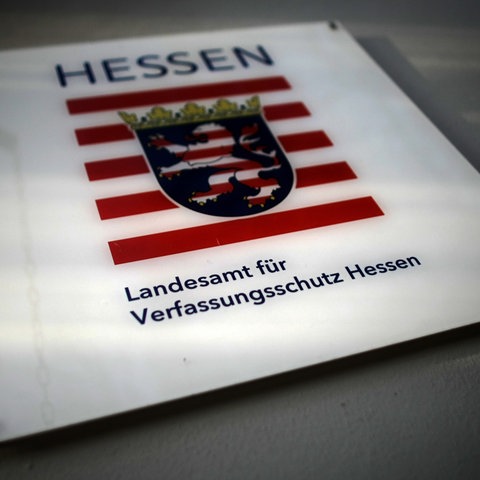 Ein Schild am hessischen Landesamt für Verfassungsschutz in Wiesbaden