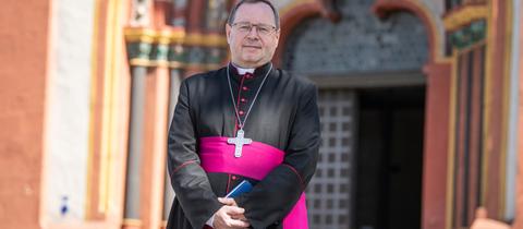 Bischof Bätzing steht vor dem Limburger Dom