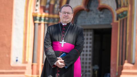 Bischof Bätzing steht vor dem Limburger Dom