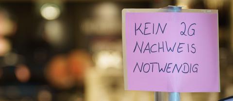 "Kein 2 G Nachweis notwenig" steht auf einem provisorischen Schild aus rosa Pappe.