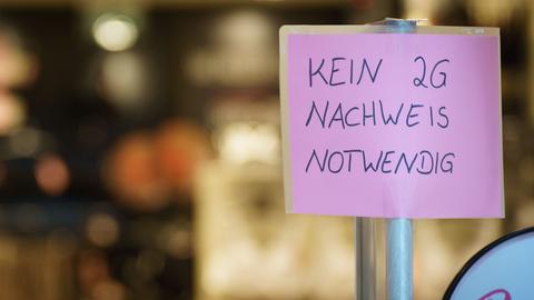 "Kein 2 G Nachweis notwenig" steht auf einem provisorischen Schild aus rosa Pappe.