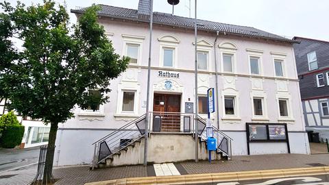 Zweigeschossiges historisches Gebäude von außen. Über der Eingangstür steht "Rathaus" 