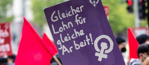 Frauen bei einer Demo für Lohngleicheit