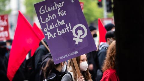 Frauen bei einer Demo für Lohngleicheit