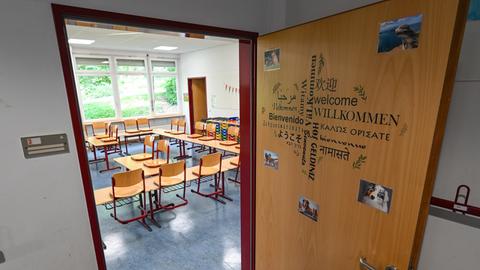 Das Wort "Willkommen" in mehreren Sprachen an der Tür eines Klassenzimmers.
