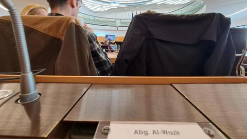 Blick von den hinteren Bänken in das Plenum des Landtages. Im Vordergrund ist das Platzschild von Vize-Ministerpräsidenten Al-Wazir (Grüne) zu erkennen. 
