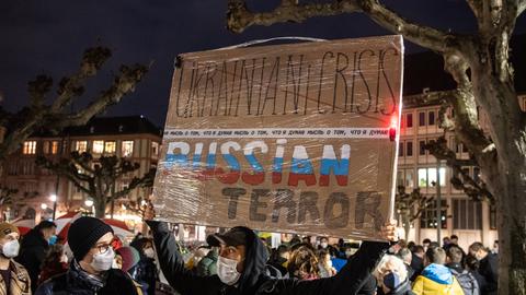 Teilnehmer auf einer Mahnwache auf dem Frankfurter Paulsplatz aus Protest gegen die Aggression Russlands mit einem Schild "Ukrainekrise Russischer Terror" 