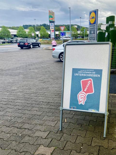 Schild vor Laden mit Unterschriftenaufruf für Move35