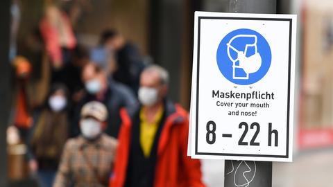 2020 auf der Frankfurter Zeil: Schilder weisen auf die Maskenpflicht hin.