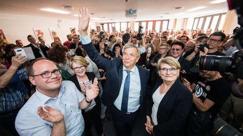 Gert-Uwe Mende lässt sich von seinen Parteikollegen feiern.