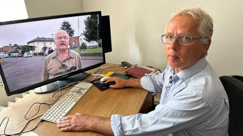 Mann vor PC-Bildschirm mit Videoaufnahme eines Manns