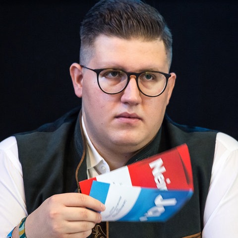 Siedząc sam przy stole z dwiema kartami głosowymi ("Tak",,,,,, "NIE").