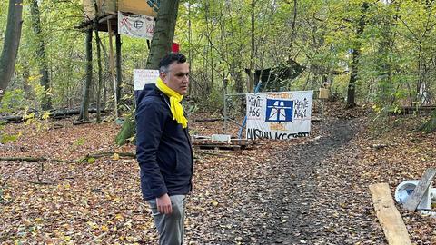 FDP-Politiker Stefan Naas im Fechenheimer Wald vor einem Baumhaus von Waldbesetzern, die einen Autobahnausbau verhindern wollen