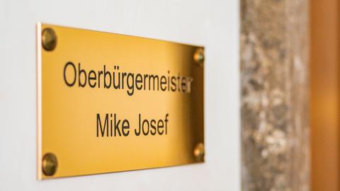 Neues Schild am Oberbürgermeisterbüro im Römer