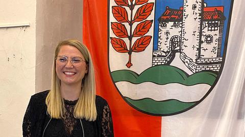 Nicole Rathgeber vor Wappen