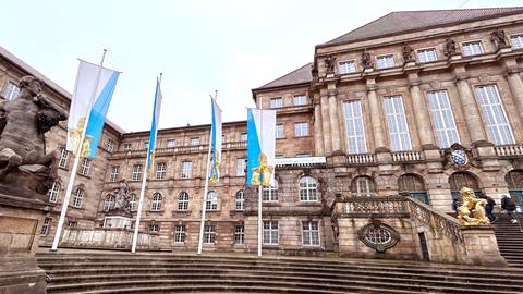 Historisches Gebäude von außen mit dem Kasseler Stadtwappen und Fahnen