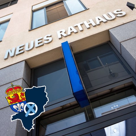 Foto von einem Gebäudeeingang, worüber "Neues Rathaus" steht - aus der Froschpersepektive fotografiert. Auf dem Bild eine kleine Grafik mit einer blau eingefärbten Fläche (Umriss der Stadt), dem Wappen der Stadt Darmstadt und einem Wahlkreuz.