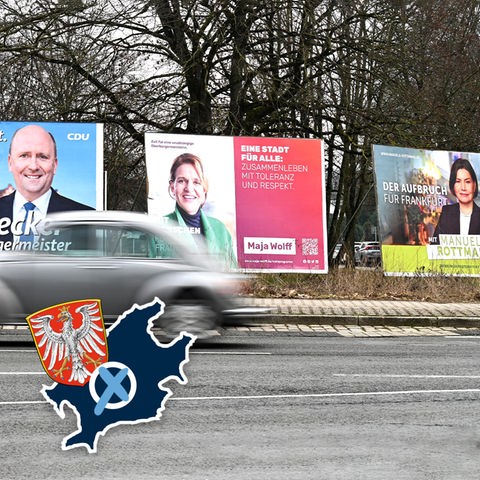 Wahlplakate am Rand einer Straße aufgereiht. Davor fährt ein Auto (unscharf). Auf dem Foto ein Label, bestehend aus dem Umriss und dem Wappen der Stadt Frankfurt und einem Wahlkreuz.